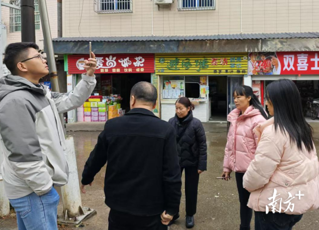 代表與觀察員現(xiàn)場調(diào)研。