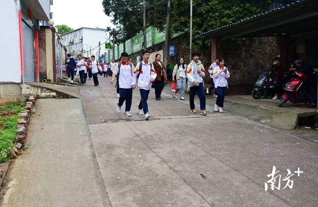 煥然一新的慧光中學(xué)校門口道路。黃津 攝